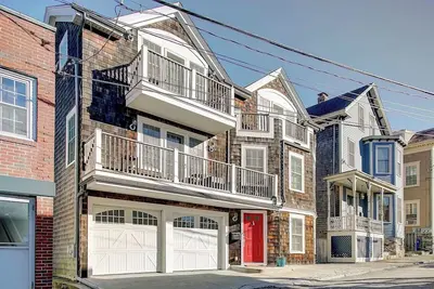 Image de Modern home in heart of historic Newport! 2 car garage & central Ac!