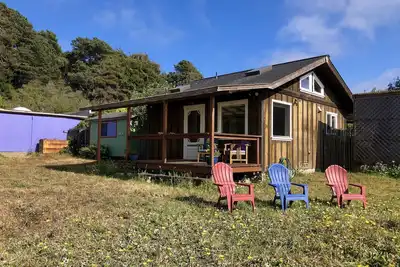 Image de Beloved, Cozy Artist's Cottage One Mile From Sea