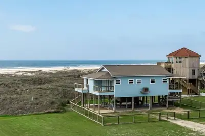 Image de Beautiful home on Matagorda Beach with fenced in yard!