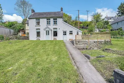 Image de Jackdaw Cottage is a lovely ‘chocolate box’ cottage with a large enclosed lawned garden.