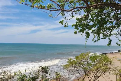 Image de Spacious water-front house with amazing view and access to the ocean.