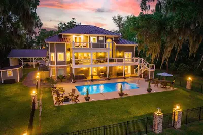 Image de Private Waterfront Estate w/ Pool & Hot Tub - 10 Miles to Sav Historic District