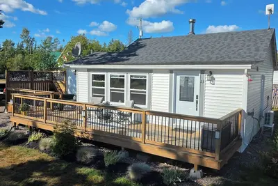 Image de Newly renovated cottage. 30 second walk to the beach. New hot tub addition!