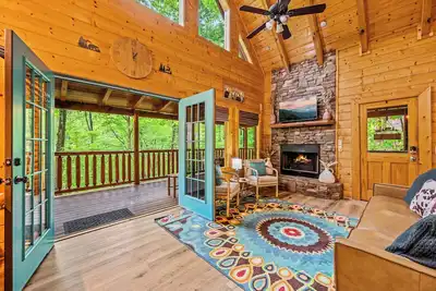 Image de Nature Retreat! 3KingBds. HotTub. PoolAccess. Games - 9 min to Gsmnp