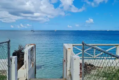 Fully equipped apartment, ideal for remote work, 50 steps from the ocean.