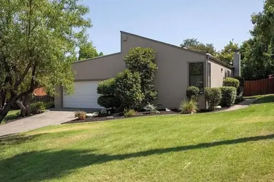 Image de Mid Century Modern Home Pet Friendly with Beautiful Backyard
