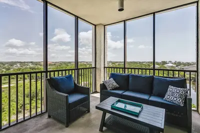 Image de Bright 6th Floor Corner Condo | Screened Balcony | Private Beach Club |Pools |Spa |Tennis| Free Golf