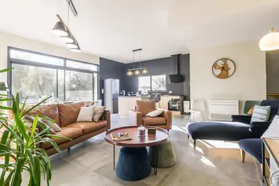Image de Maison lumineuse avec terrasse, jardin et équipement complet près de la voie verte