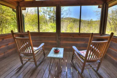 Image de Unleash adventure at Four Ridges! This pet-friendly haven offers a hot tub, firepit, WiFi, and doorstep hiking for boundless exploration