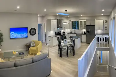 Image de The Arbutus Loft- 2 bed suite in new home walk to beach & Golf