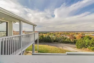 Image de Best view in Fayetteville! Hot tub private Oasis