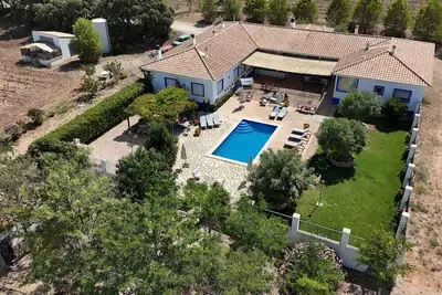 Image de Small hotel among vineyards with swimming pool and fireplace, pet friendly