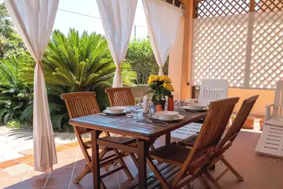 Image de L'Alzoni - Deux Chambres Maison, Couchages 5