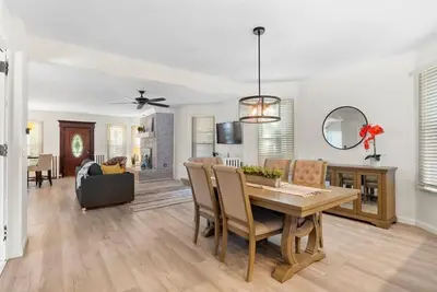 Image de Pet Friendly w/fenced yard; 2br 2ba Home includes Huge porch, Bbq & game room!