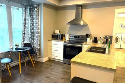 Image de Modern 1 Bedroom, 10 minute walk to Downtown
