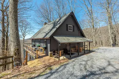 Image de Fragrance Free ~ Cozy Cabin with Mtn Vistas & Views, Fire Pit + Skiing, Hiking,