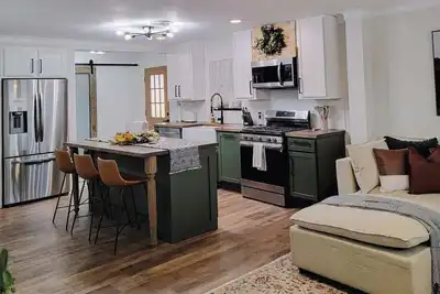 Image de Centrally located family retreat