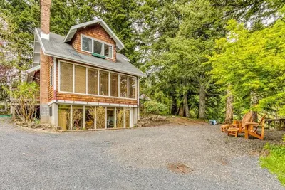 Image de Cozy Blueberry Cottage Studio Stevenson, king bed, kitchenette, pet friendly!
