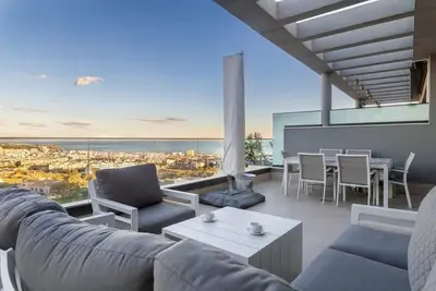 Image de Modern 3 bedroom penthouse with mountain and sea views.