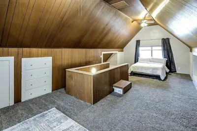 Image de Chic and comfy bungalow across from hospitals.
