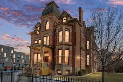 Image de The Lumber Baron's Downtown Mansion 2KingBR/2. 5ba