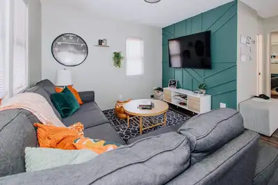 Image de Stocked Kitch. & Coffee Bar | 65\" Tv | Close 2 Macalester College