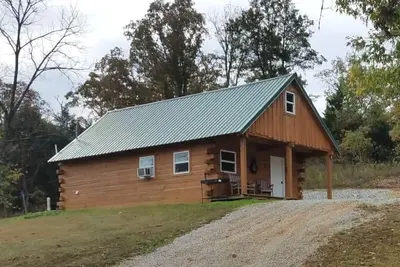 Image de Cozy cabin retreat close to kayaking and hiking trails.