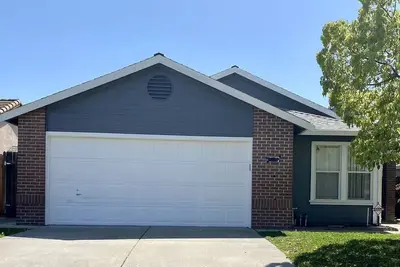 Image de (A) Single Story In Citrus Heights. 3 bed, 2 bath, 2 car garage and yard.