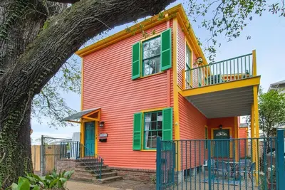 Image de Luxury double steps from St. Charles Avenue