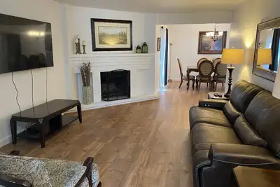 Image de (M6) Single Story Two Bed, Two Bath, with Garage and Private Yard.
