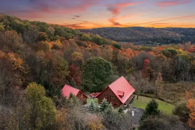 Image de Beautiful Log Cabin! Hot-Tub, Bonfire & Private Yet 4 Mins to Downtown!