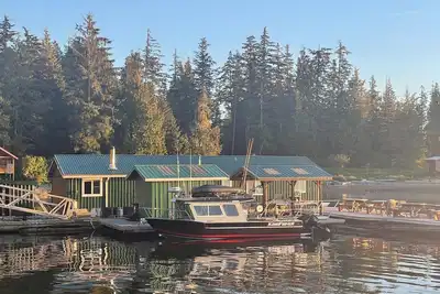 Image de Float House Denny Island Central Coast Cabin Vacation Rental