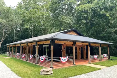 Image de All Seasons Lodge! Celebrate a special occasion or relax in the hot tub.