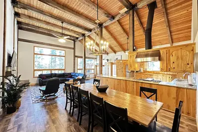 Image de New! Pineview Lodge. Gorgeous Lodge with access to Private Hot Springs Pools