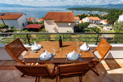 Image de Appartement de deux chambres avec la terrasse et la vue sur le mer Njivice, Krk (A-20505-a)