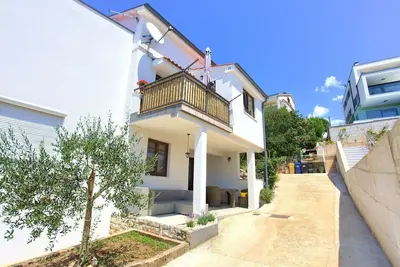 Image de Appartement de deux chambres avec la terrasse et la vue sur le mer Njivice, Krk (A-20898-a)