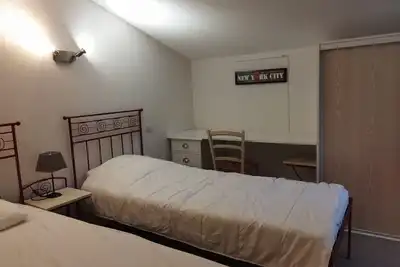 Image de maison dans parc arboré, avec piscine