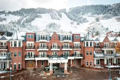 Image de April 1 -8 only. Steps away from gondola, excellent location and accommodations!