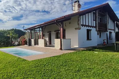 Image de Villa Basque avec piscine à 500m de la plage de Guéthary!