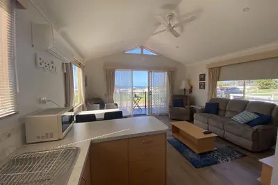 Image de Two bedroom cabin in Apollo Bay's most popular Holiday Park