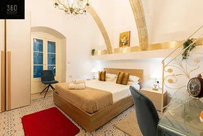 Image de 1br Charming townhouse in capital city with Wifi