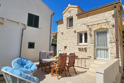 Image de Cottage ancien en pierre avec grande terrasse à seulement 150m de la plage.