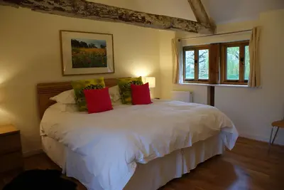 Image de Light and airy stylish barn conversion set in peaceful countryside.