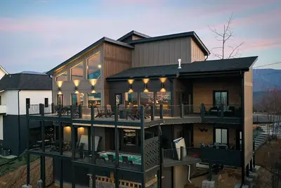 Image de Elevation Station - Soak in the swim spa, and enjoy stunning views!