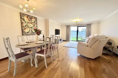 Image de 5 minute walk to beach, quite cul-de-sac location, parking for 3 cars