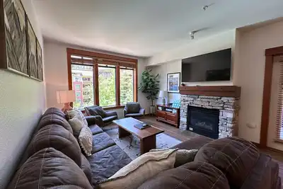Image de Updated, Village Corner Condo! Parking, Pool & Spa