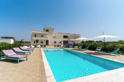 Image de Appartement 'Le Scuderie 7' avec piscine partagée, Wi-Fi et climatisation