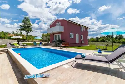 Image de House May in Tinjan for max 9 Pax with pool and garden