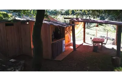 Image de Vaste tente meublée en pleine nature