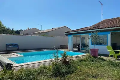 Image de Swimming pool, or beach, what would make you happy